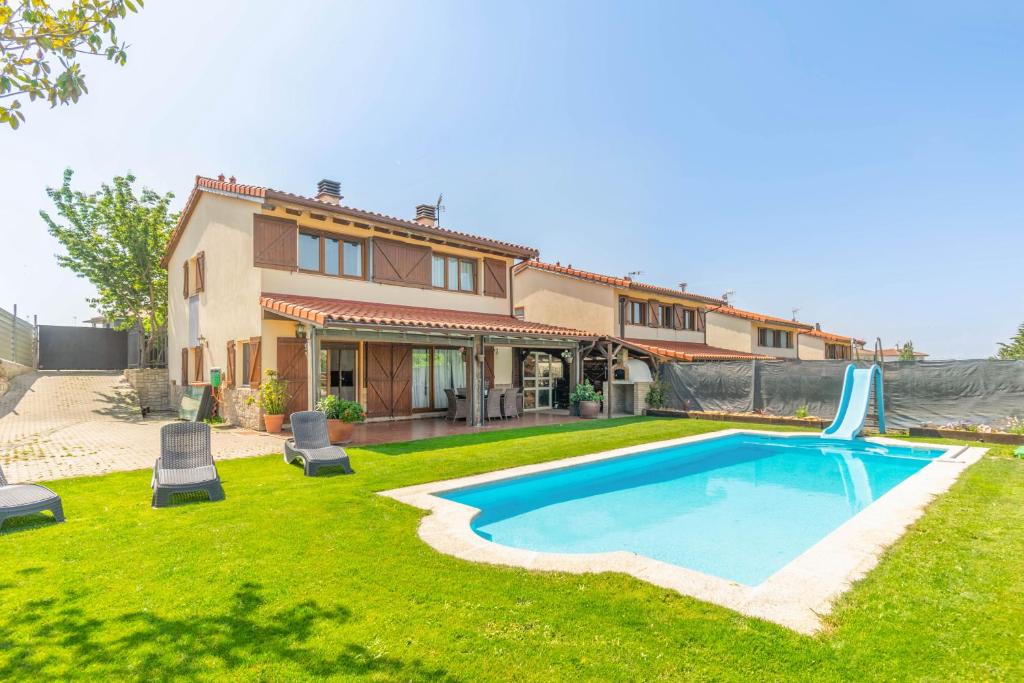 Bazén v ubytování Espectacular casa con piscina próxima a Pamplona nebo v jeho okolí