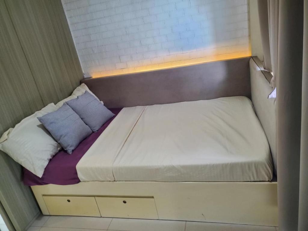 a small bed in a small room at La Luz - SMDC Breeze Residences in Manila
