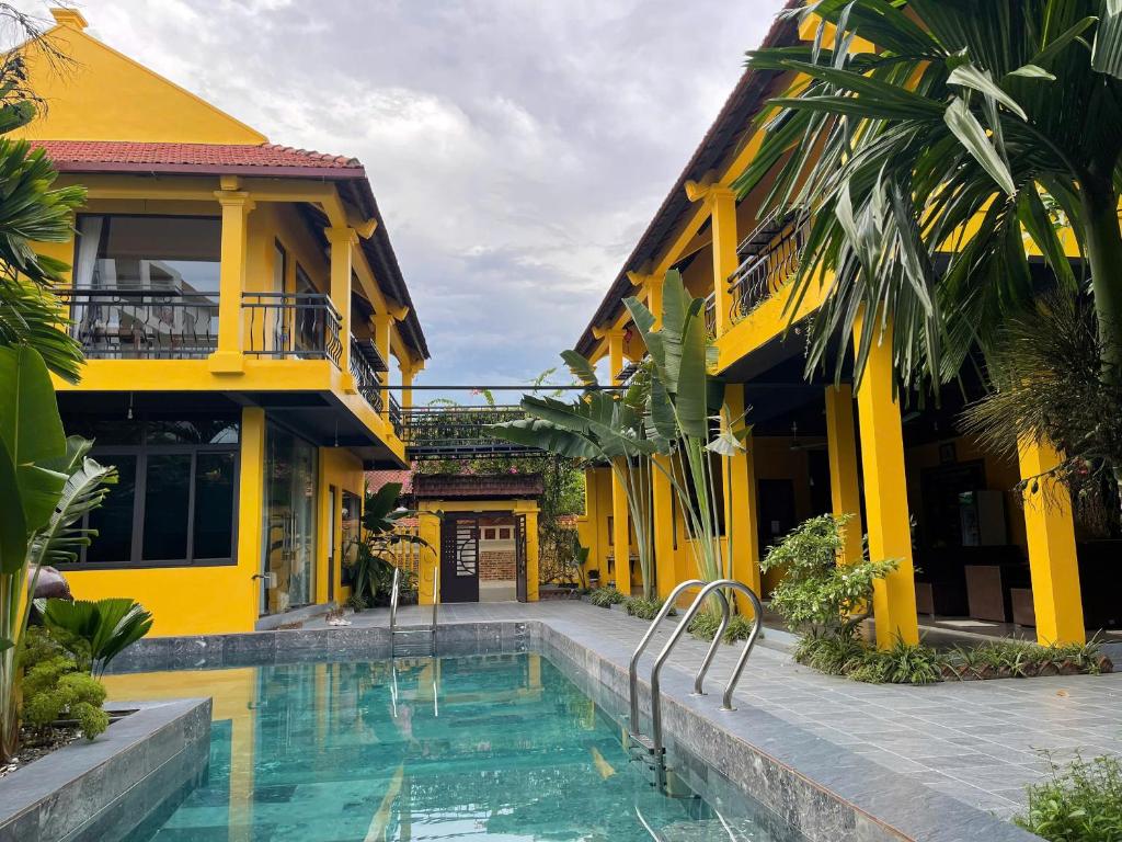 een villa met zwembad voor een gebouw bij Tam Coc Mango Homestay - Free Swimming Pool in Ninh Binh