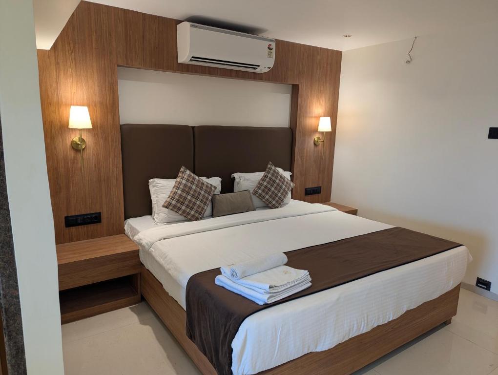 Postel nebo postele na pokoji v ubytování Savyasaachi by Leela Resort, Mahabaleshwar