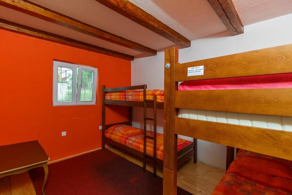 Palanda nebo palandy na pokoji v ubytování Hostel Highlander