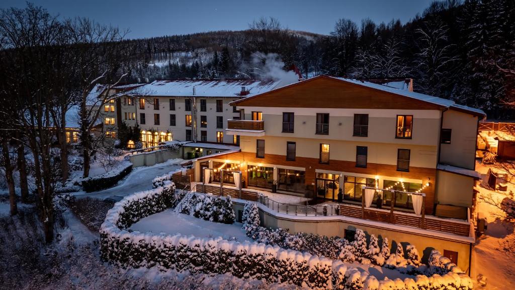uma vista aérea de um hotel na neve à noite em Malinowy Dwór Hotel Medical SPA em Świeradów-Zdrój
