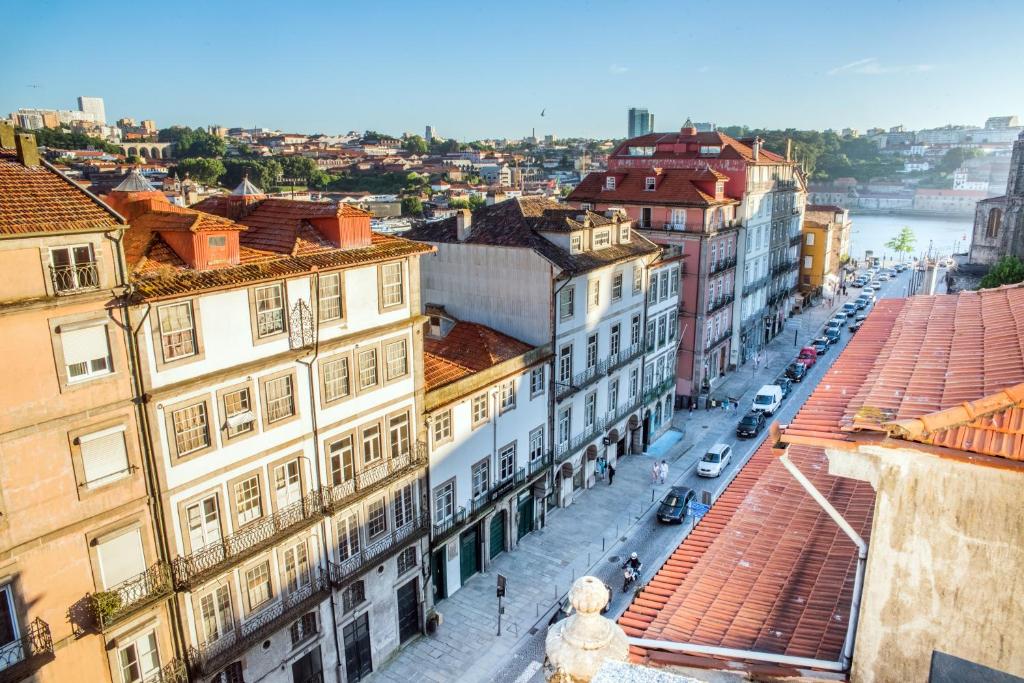 z góry widok na ulicę miejską z budynkami w obiekcie The Editory House Ribeira Porto Hotel w Porto