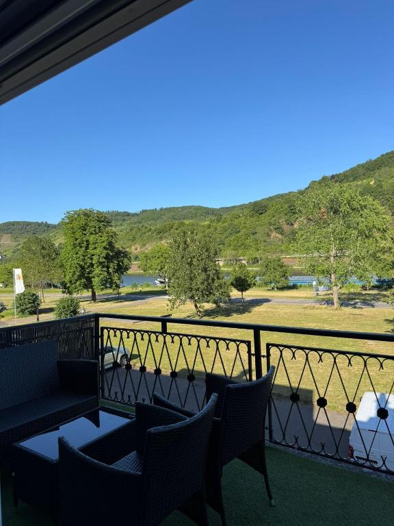 a balcony with chairs and a view of a lake at Casa del Mondo 1 in Sankt Aldegund