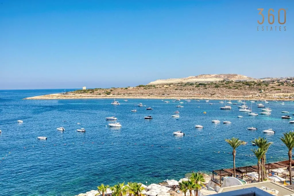 Beautiful seafront Suites with comfy beds, AC & WIFI by 360 Estates