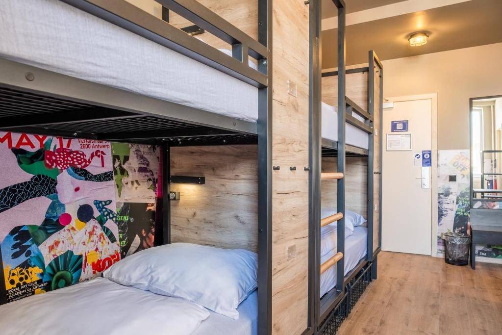 a&o Antwerpen Centraal - 4床位宿舍间的床位