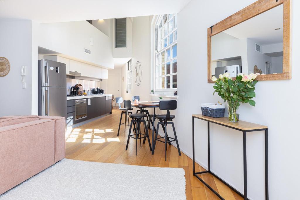 Η κουζίνα ή μικρή κουζίνα στο Stylish Heritage 2BR Loft near City and River with Pool and Free Parking