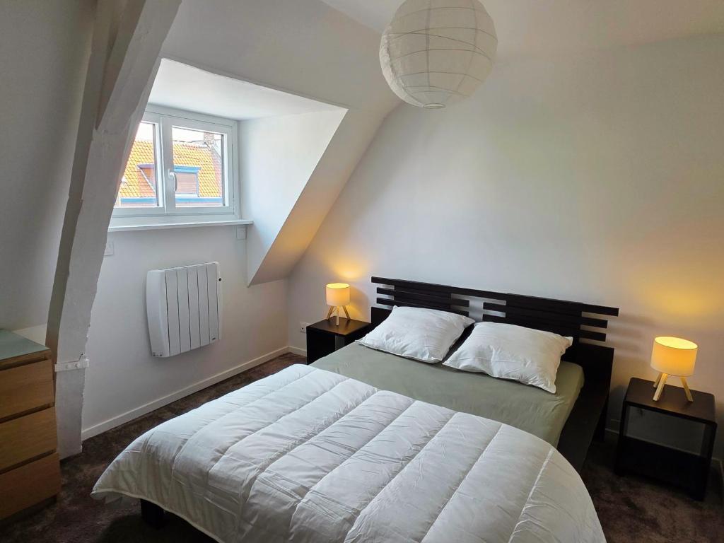 Postel nebo postele na pokoji v ubytování La petite maison de Roncq proche Lille