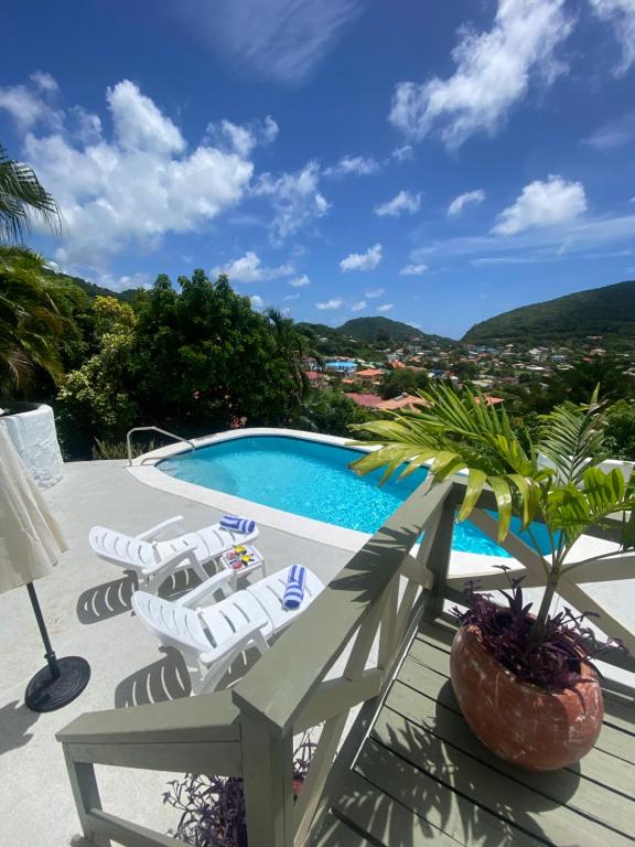 Cảnh núi rừng hoặc tầm nhìn ra núi từ căn hộ