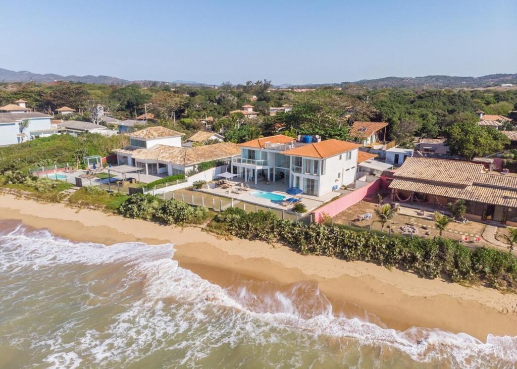 - une vue aérienne sur une maison sur la plage dans l'établissement casa mar pé na areia, à Búzios