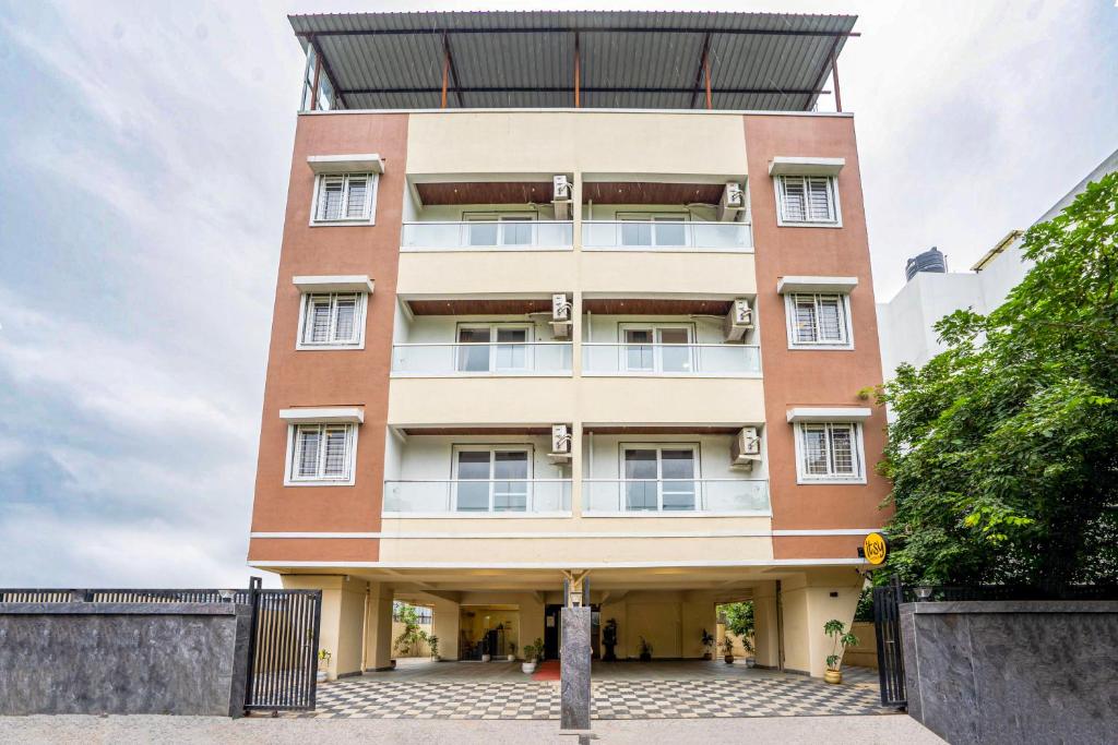 プネにあるItsy Hotels Metroの窓のある高いレンガ造りの建物