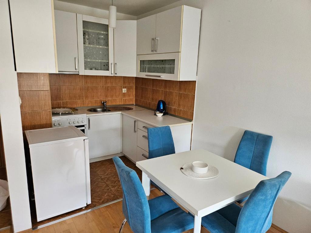 Kuchyň nebo kuchyňský kout v ubytování Apartman Dona