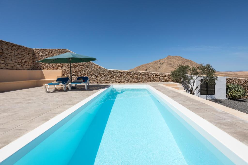 Bazén v ubytování Casa Marisa with Heated Pool & Garden nebo v jeho okolí