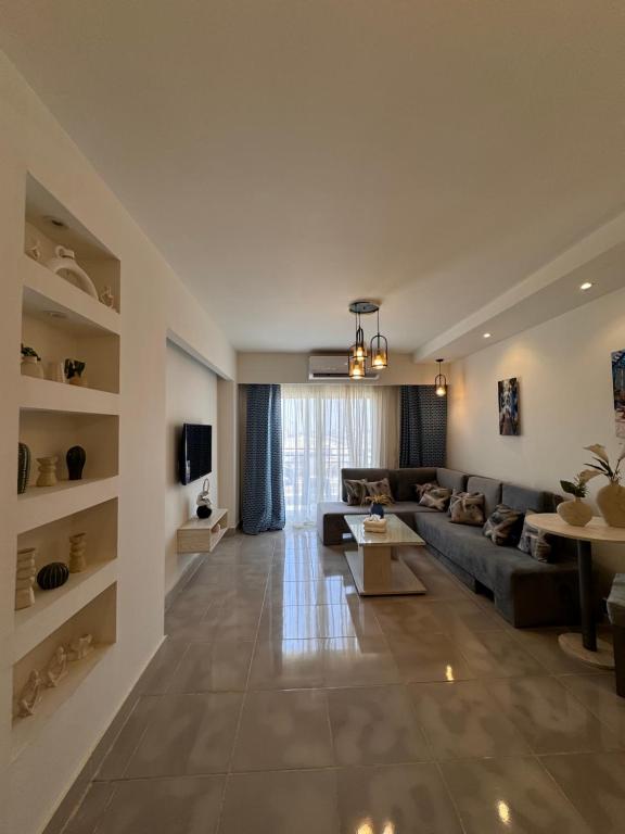 Μια τηλεόραση ή/και κέντρο ψυχαγωγίας στο Within the premises of Prime Residence New Alamein