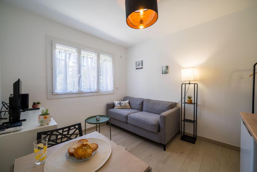 a living room with a couch and a table at Studette Croisette, proche Martinez in Cannes