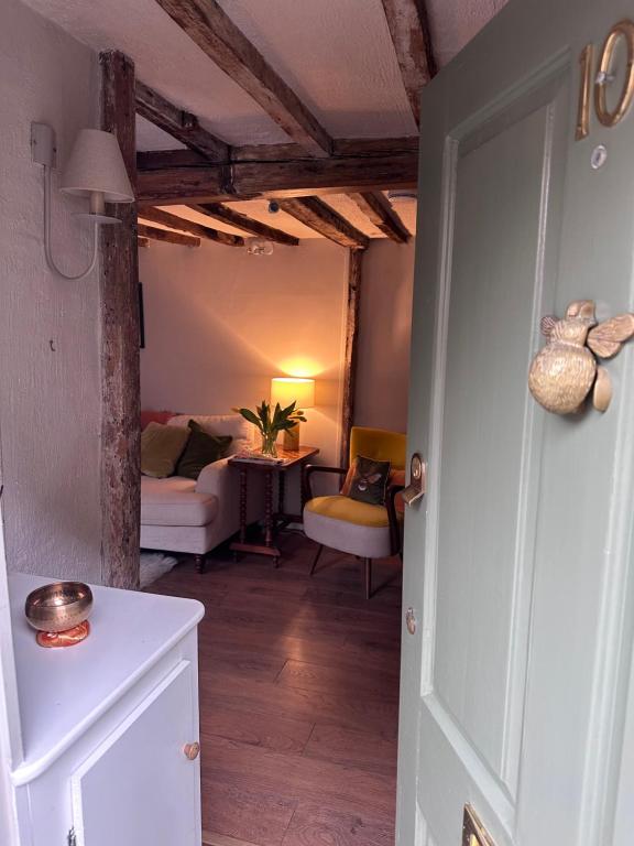 Ένα ή περισσότερα κρεβάτια σε δωμάτιο στο Delightful Bee Cottage, Sandwich