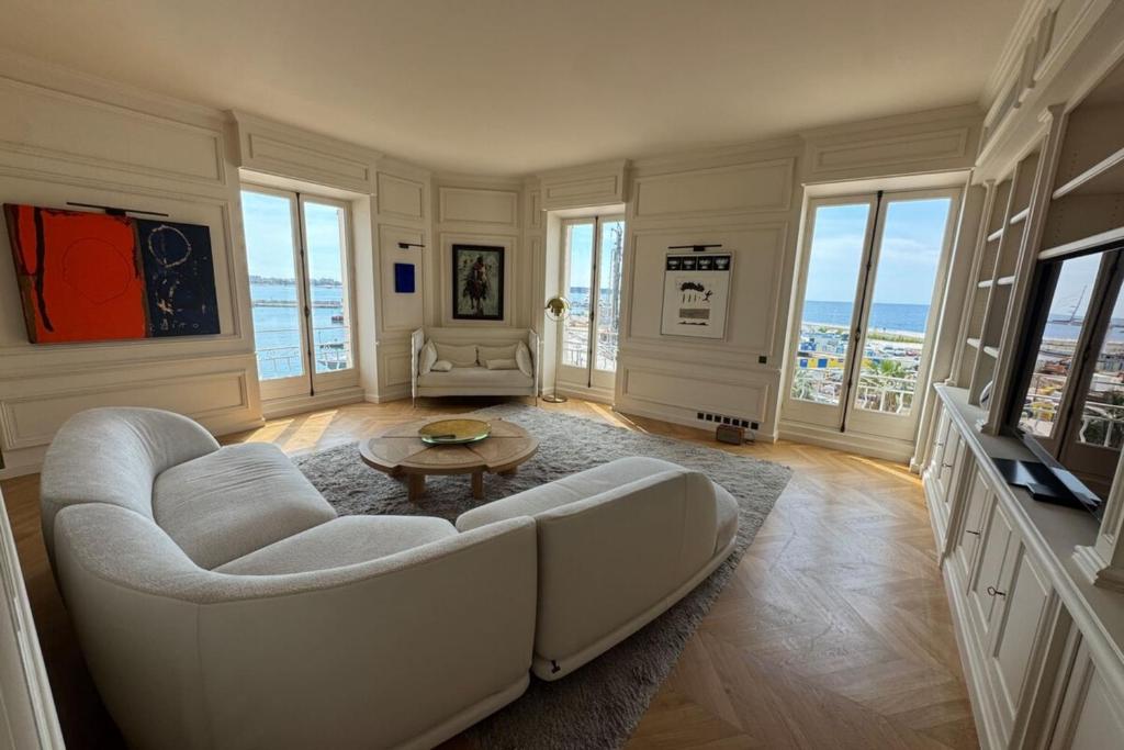Brand-new 100 sqm apartment with breathtaking panoramic views over Cannes