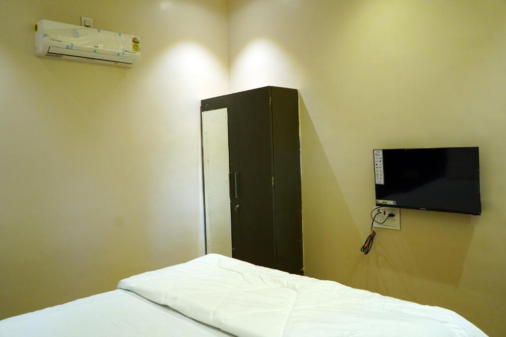 Μια τηλεόραση ή/και κέντρο ψυχαγωγίας στο Hotel Rudra Residency