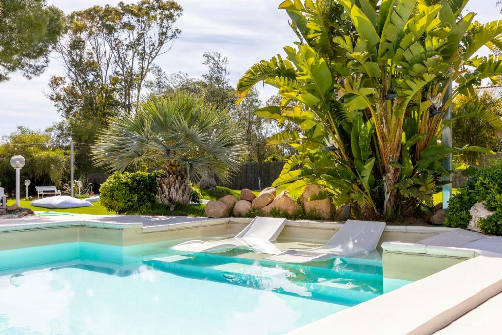 Πισίνα στο ή κοντά στο Luxury Seaside Villa Near Cagliari
