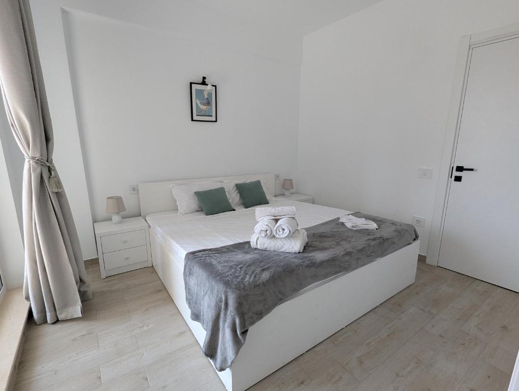 Ένα ή περισσότερα κρεβάτια σε δωμάτιο στο Apartament Maya - 2 Camere, Pool, Spa and Private Parking