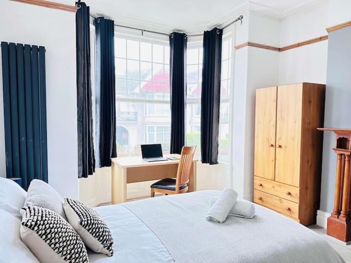 Katil atau katil-katil dalam bilik di 6 bed house in Uplands