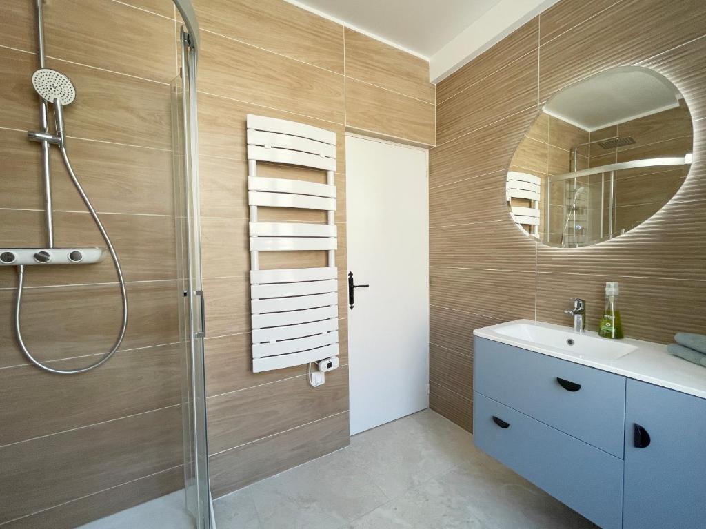 Et badeværelse på Studio rénové à 2 pas du centre-ville de Senlis