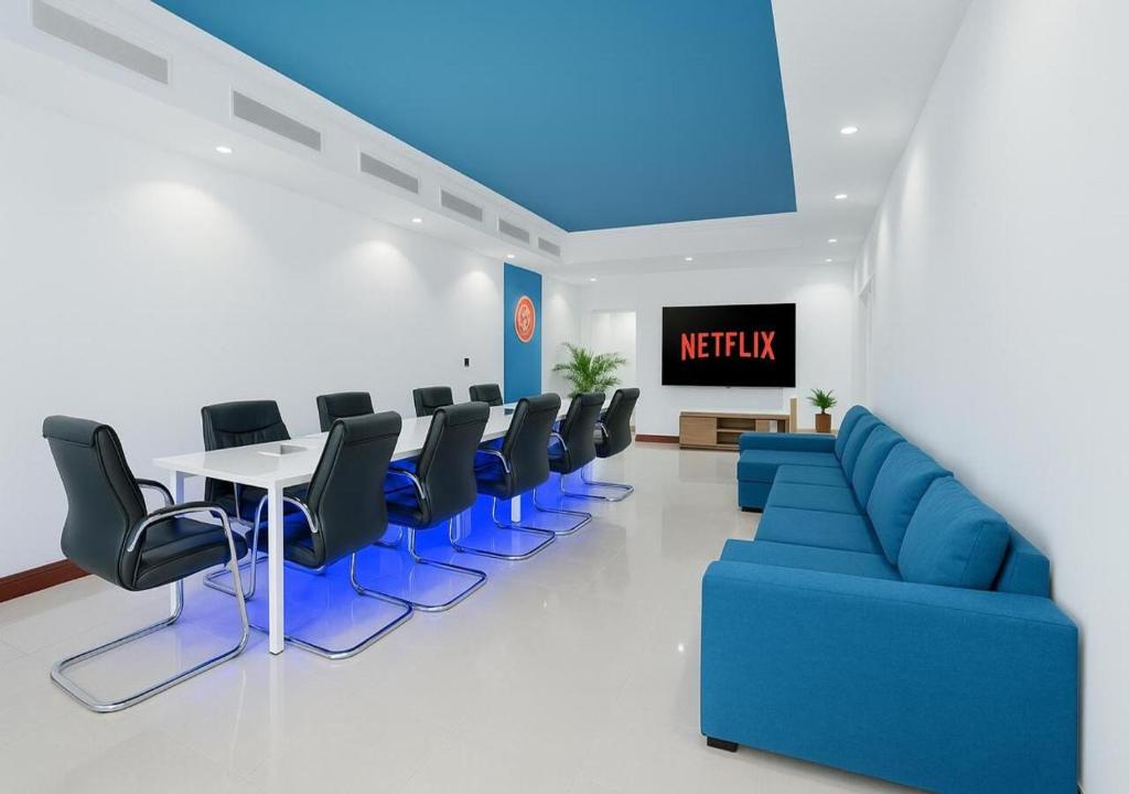 una sala de espera con un sofá azul y sillas en Teremok Holiday Homes, en Dubái