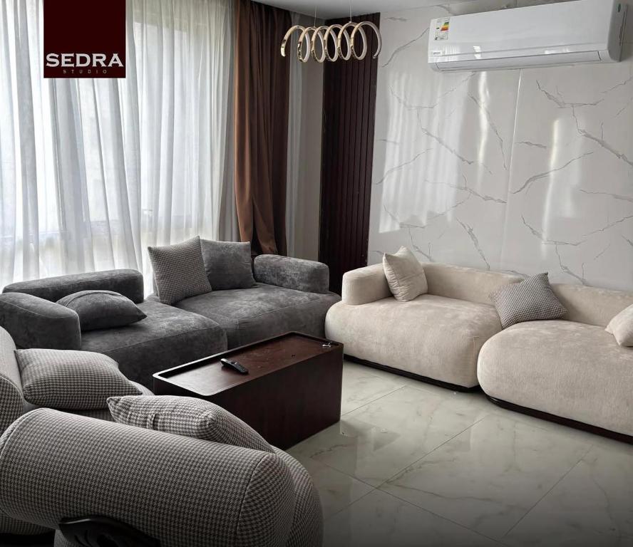 New cairoにあるcompound galleria moon valleyのソファ2つとテーブルのあるリビングルーム