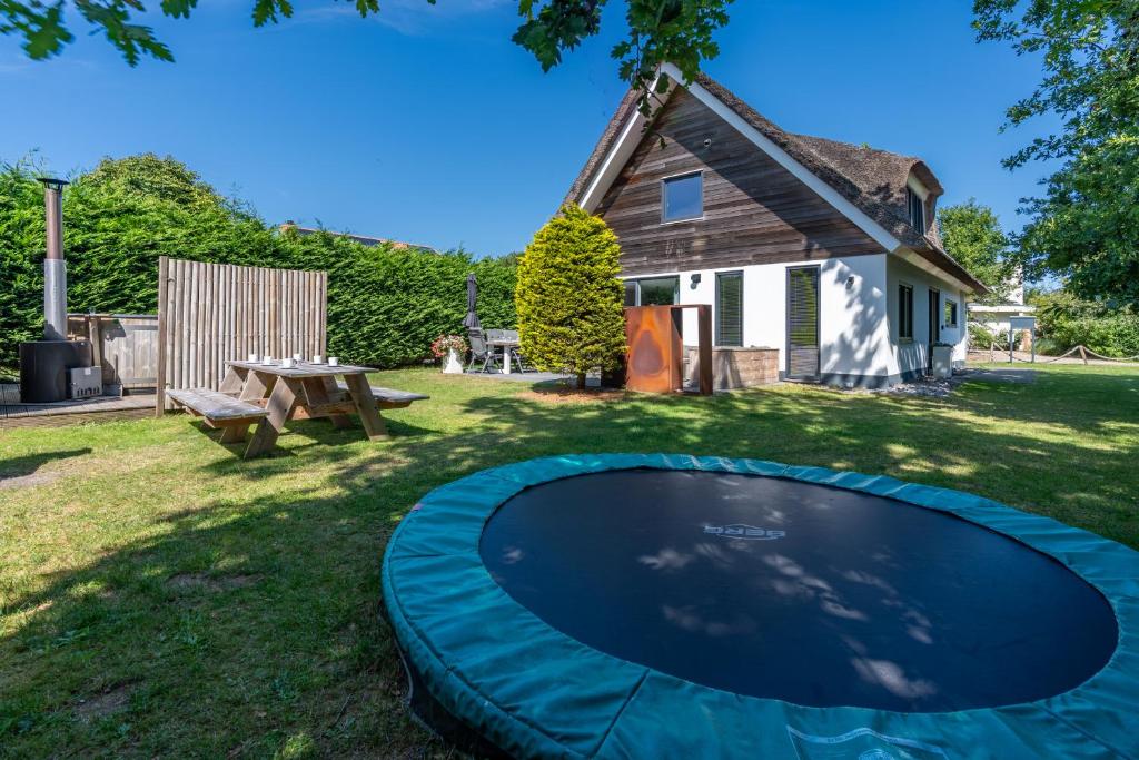 a trampoline in the yard of a house at Hoogelandt 126 in De Koog