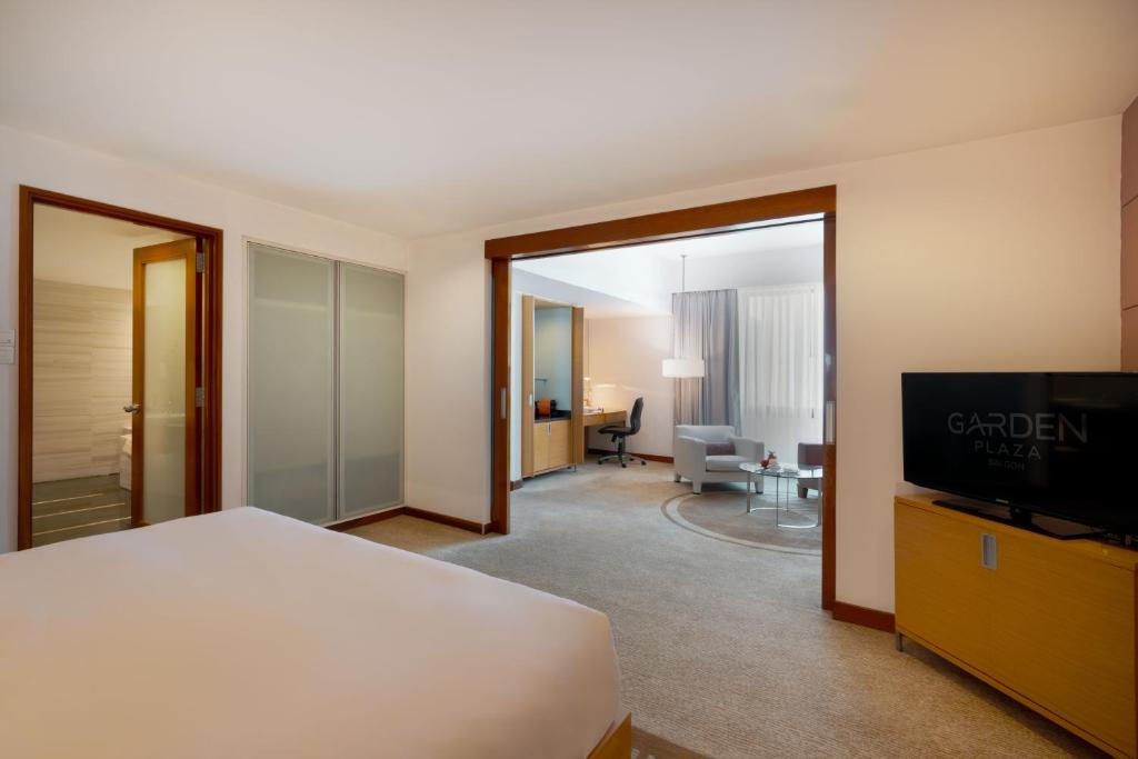 Executive Suite with Free Airport Transfers, 4 Pieces of Laundry Daily and Evening Cocktail
