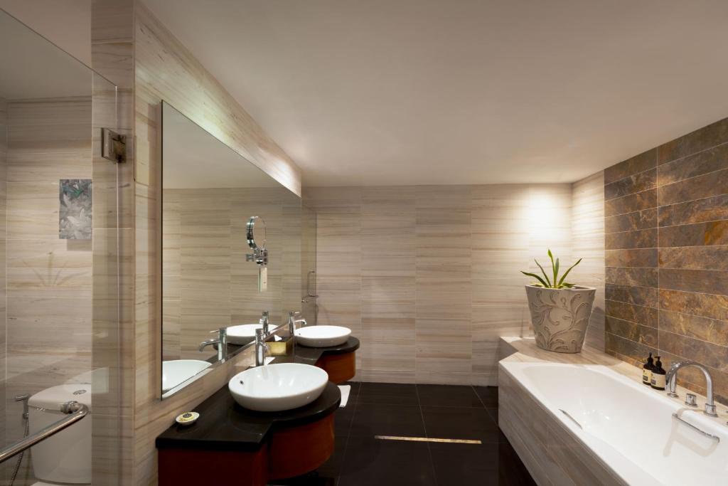 Executive Suite with Free Airport Transfers, 4 Pieces of Laundry Daily and Evening Cocktail