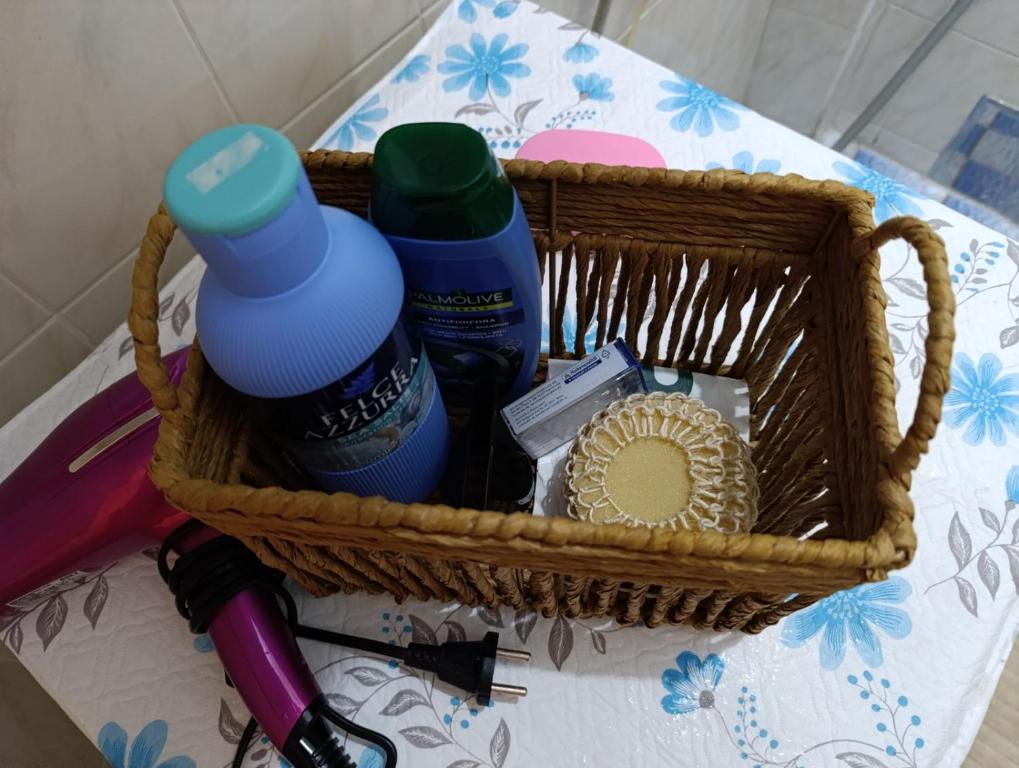a basket with two bottles and a mirror on a table at Apartman Katedrala in Sarajevo