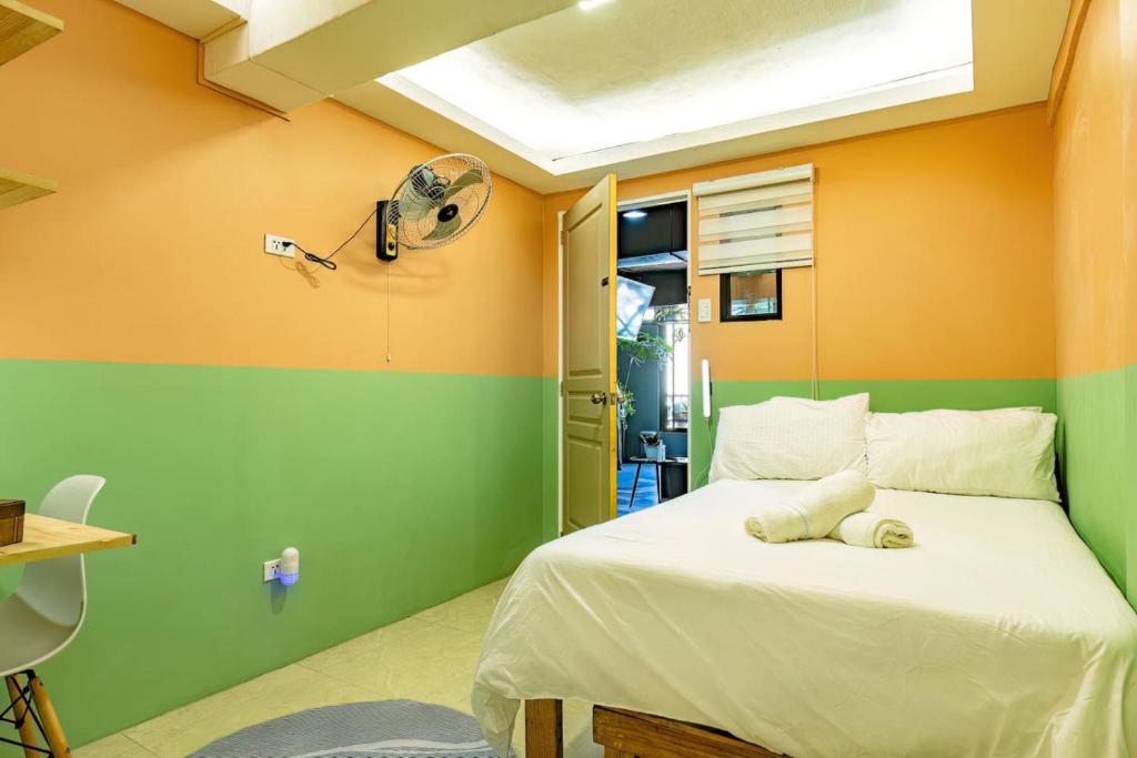 Katil atau katil-katil dalam bilik di Economy Room with Private Bath near LRT Santolan Pasig