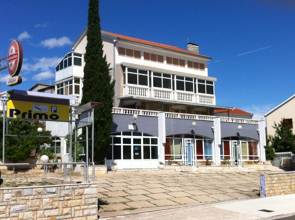 un gran edificio blanco con muchas ventanas en Vila Primo, en Primošten