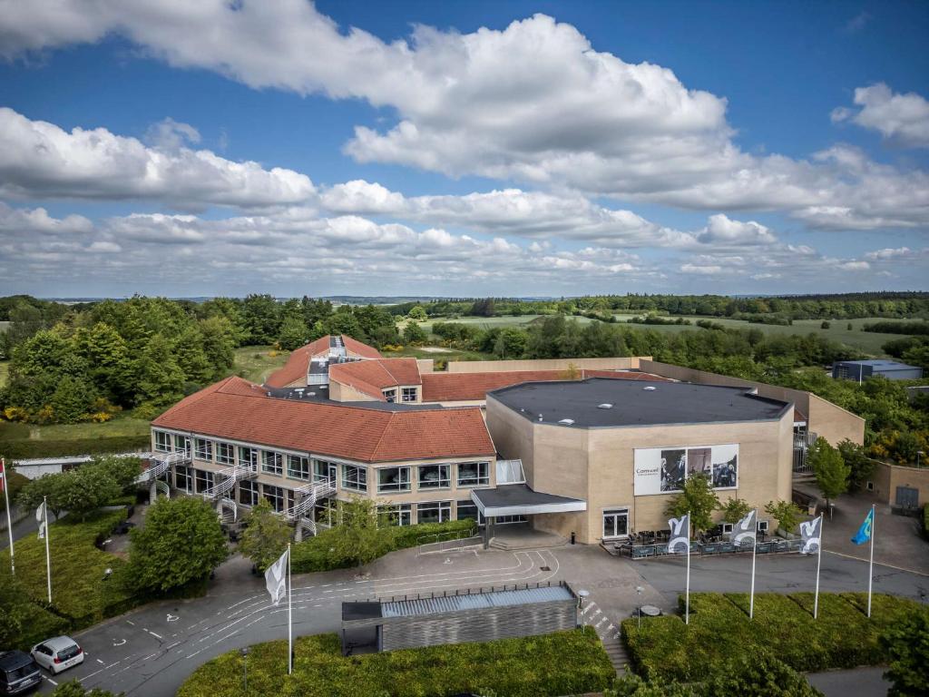an overhead view of a building with a parking lot at Comwell Rebild Bakker in Skorping