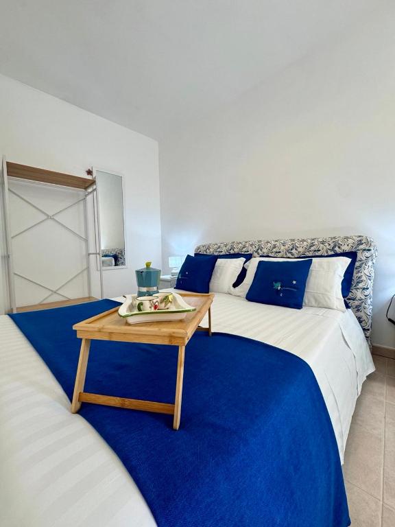 ein Schlafzimmer mit 2 Betten und einem Tisch darauf in der Unterkunft Stella d'Argento in Termini