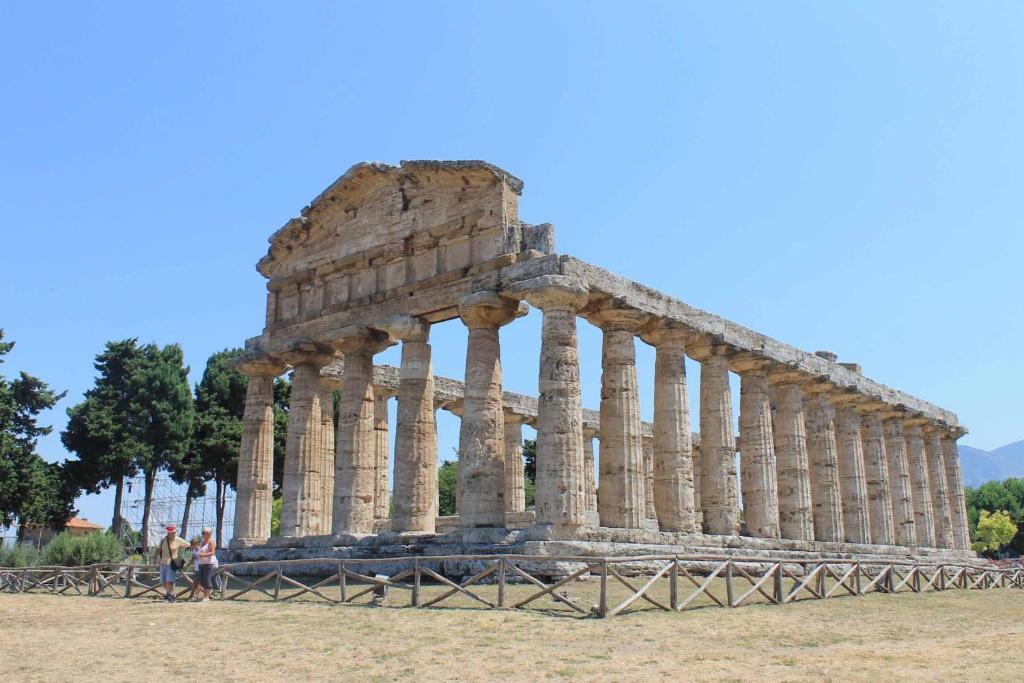 starożytna świątynia z kolumnami na polu w obiekcie Casa Venere w mieście Paestum