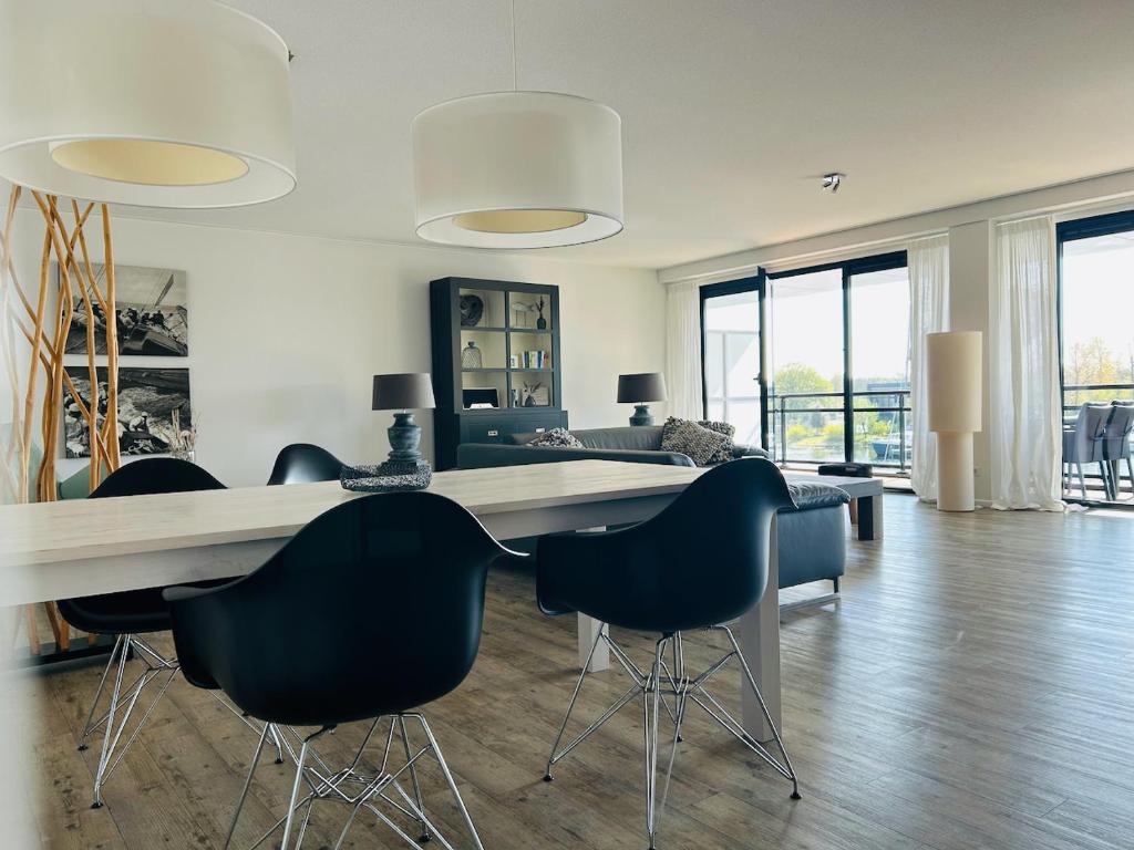 Posezení v ubytování Näher am Wasser kann man nicht wohnen!