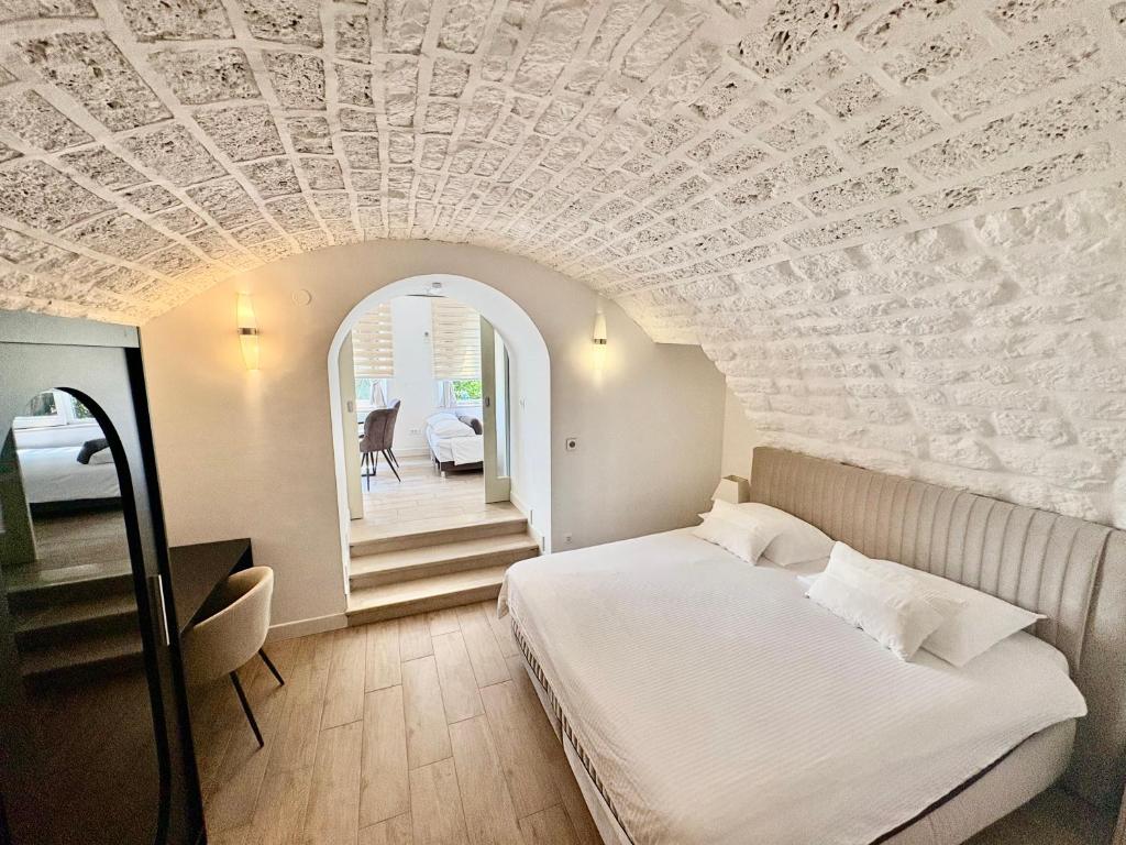 ein Schlafzimmer mit einem Bett und einer Decke mit einem Zimmer in der Unterkunft Ida 2 Apartments in Dubrovnik