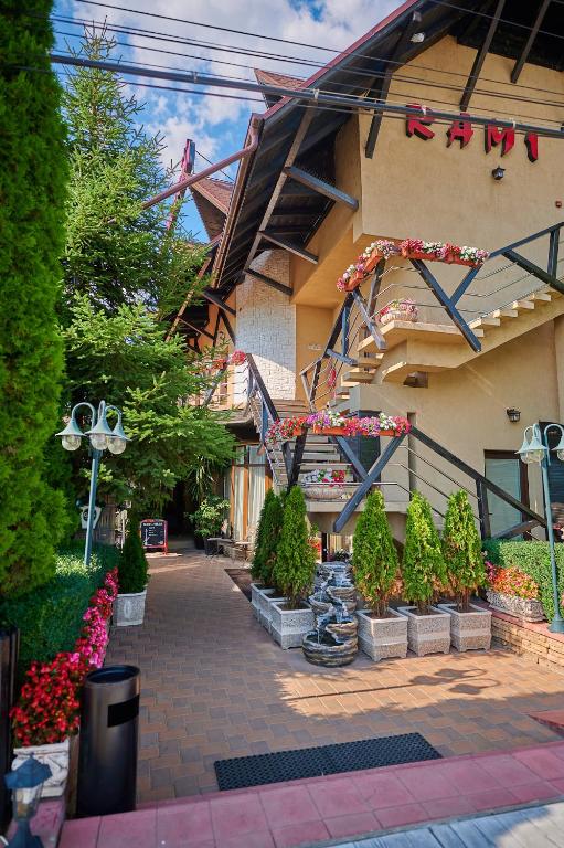 a building with a bunch of plants in a courtyard at Pensiunea Rami in Războeni