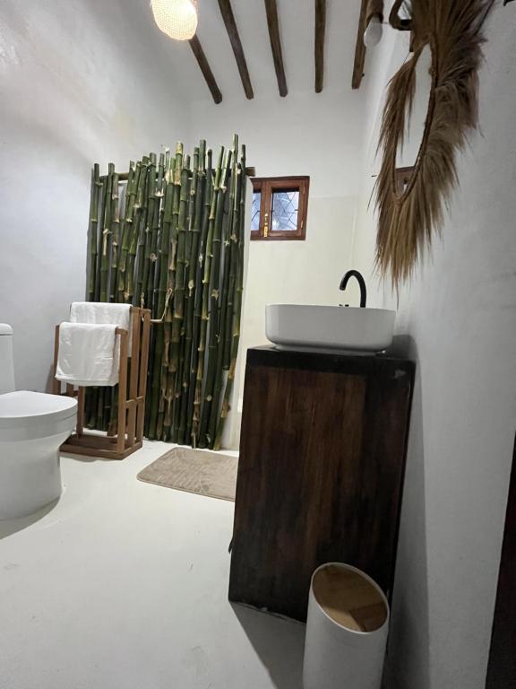 Kumba UremboにあるVilla Kahawa Zanzibarのバスルーム(洗面台、トイレ、竹付)