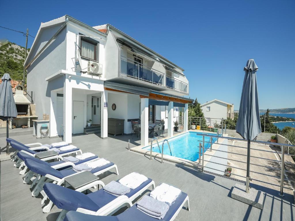 Kolam renang di atau dekat dengan Luxury Apartment with heated pool in Starigrad