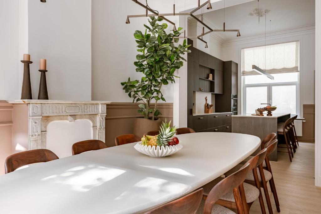 una cocina con una mesa blanca con un bol de fruta. en Villa Roland, en Ostende