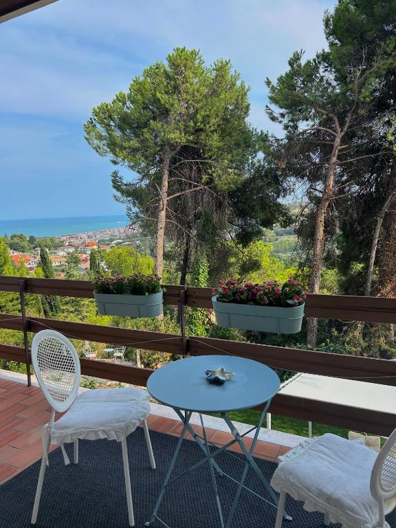 a table and chairs on a balcony with a view at Brezza sul Colle in Montesilvano