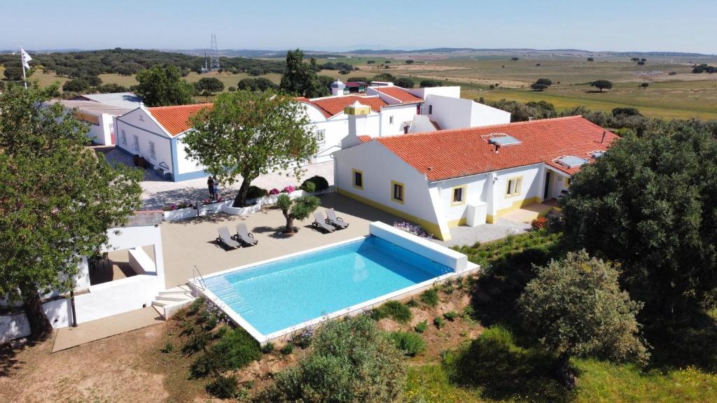 an aerial view of a house with a swimming pool at Monte de Matacães in Borba