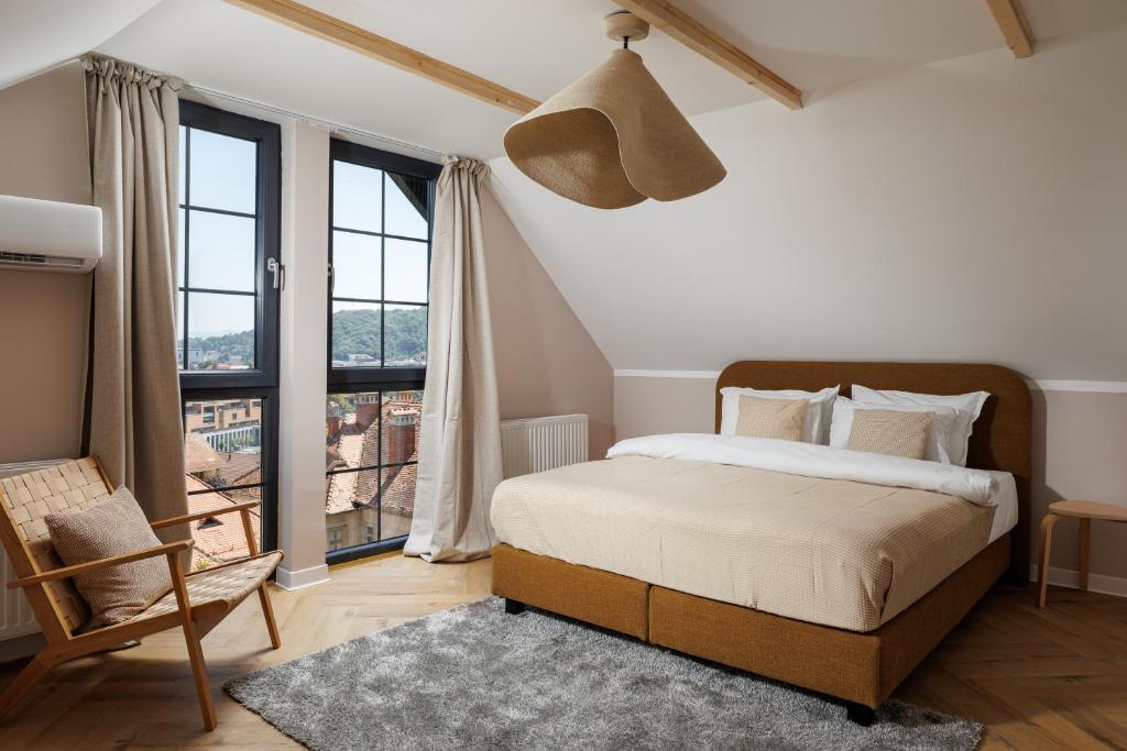 Un dormitorio con una cama y una ventana grande. en Citadel Signature Villa, en Brasov