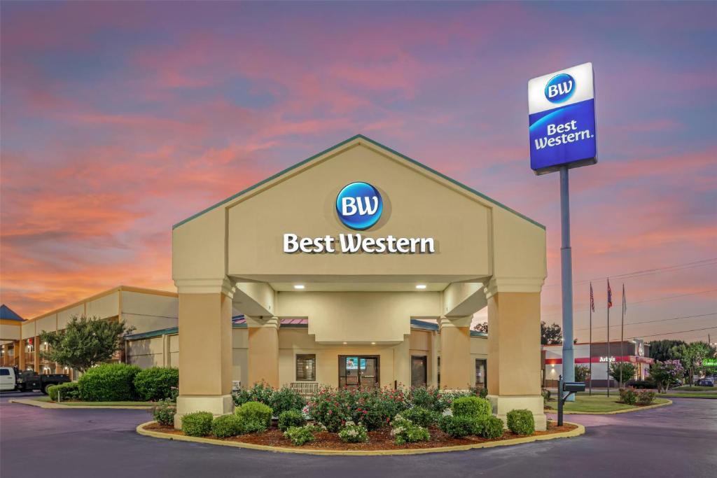a building with a best western sign in front of it at Best Western Airport Inn in Pearl