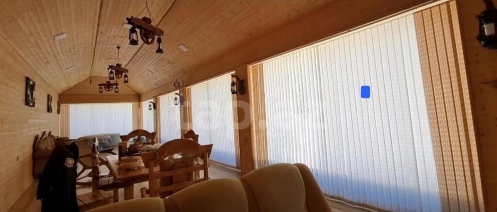 Una habitación con sillas y una mesa y una ventana grande. en Melek villa, en Gabala