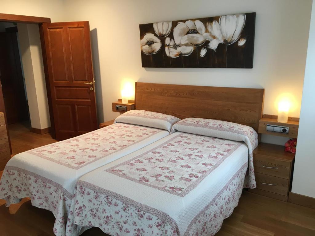 Postel nebo postele na pokoji v ubytování Casa Rural Roncesvalles