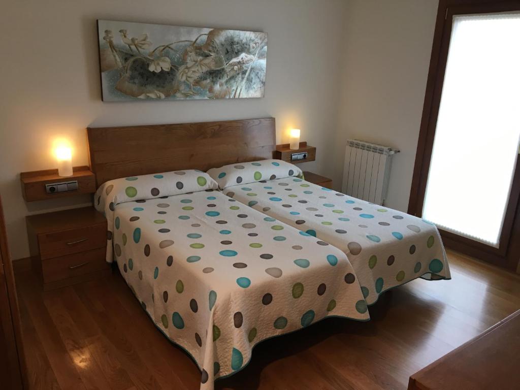Postel nebo postele na pokoji v ubytování Casa Rural Roncesvalles
